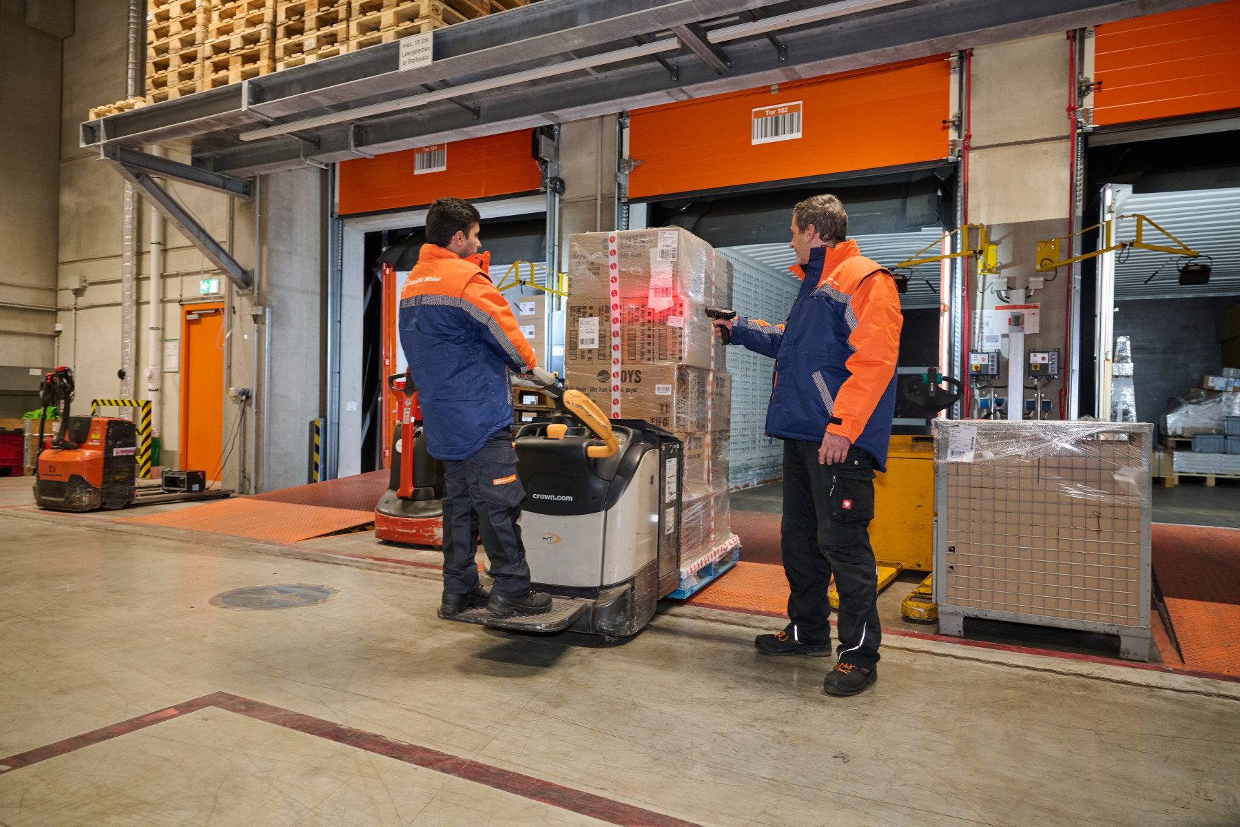To ensure that the Christmas wishes of numerous children come true, the Gebrüder Weiss employees are fully involved in the Christmas months of November and December. (Source: Gebrüder Weiss/Popp)